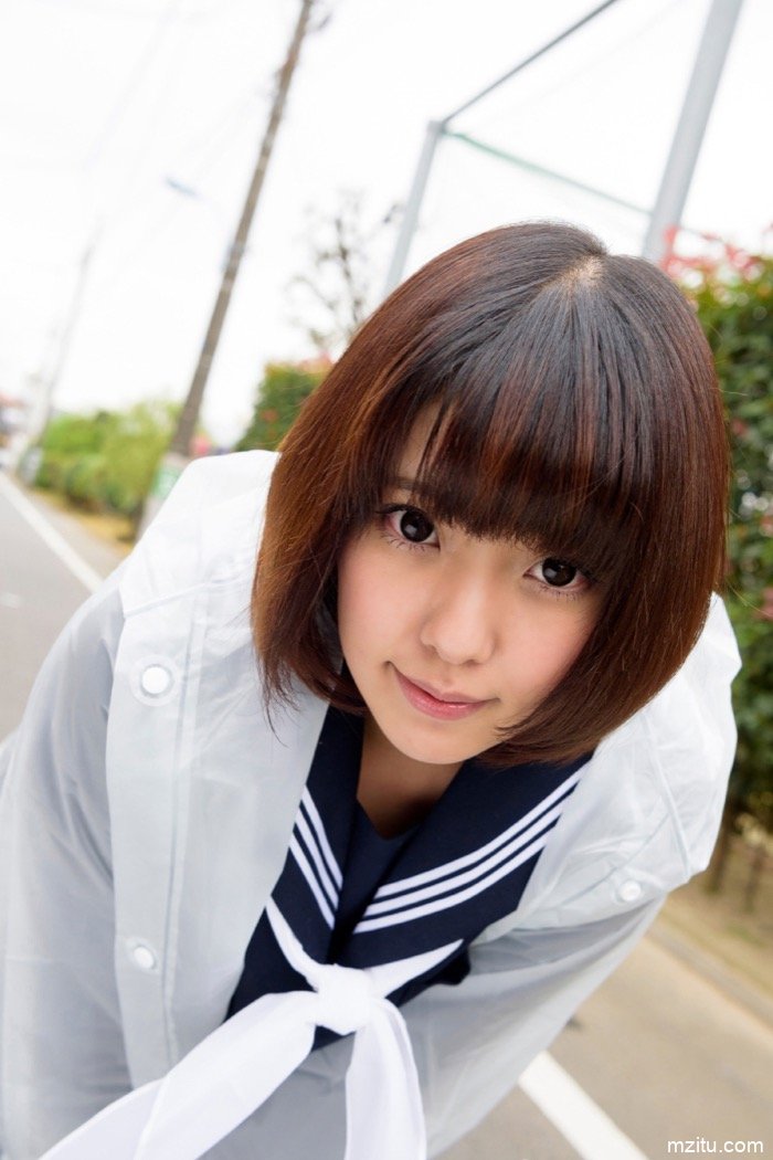 日本女模瀬户雏校服写真 看似清纯可人却能勾魂射魄(3)