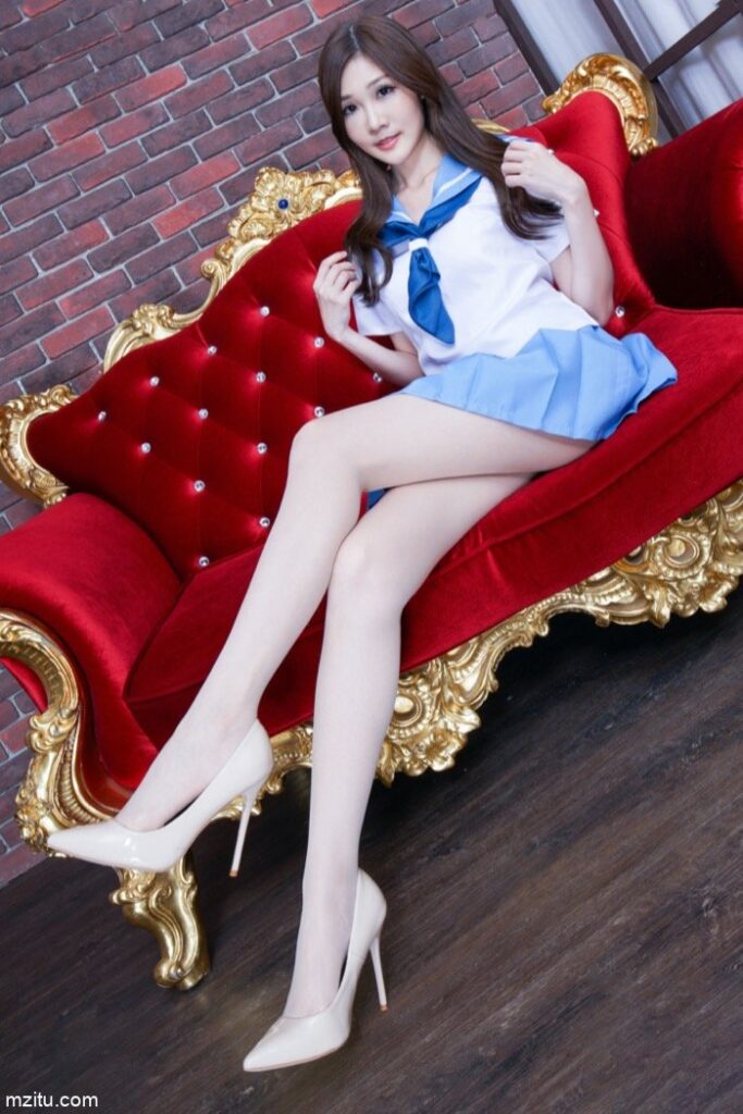 成熟迷人的美少妇，美腿纤细白皙真性感-街图社