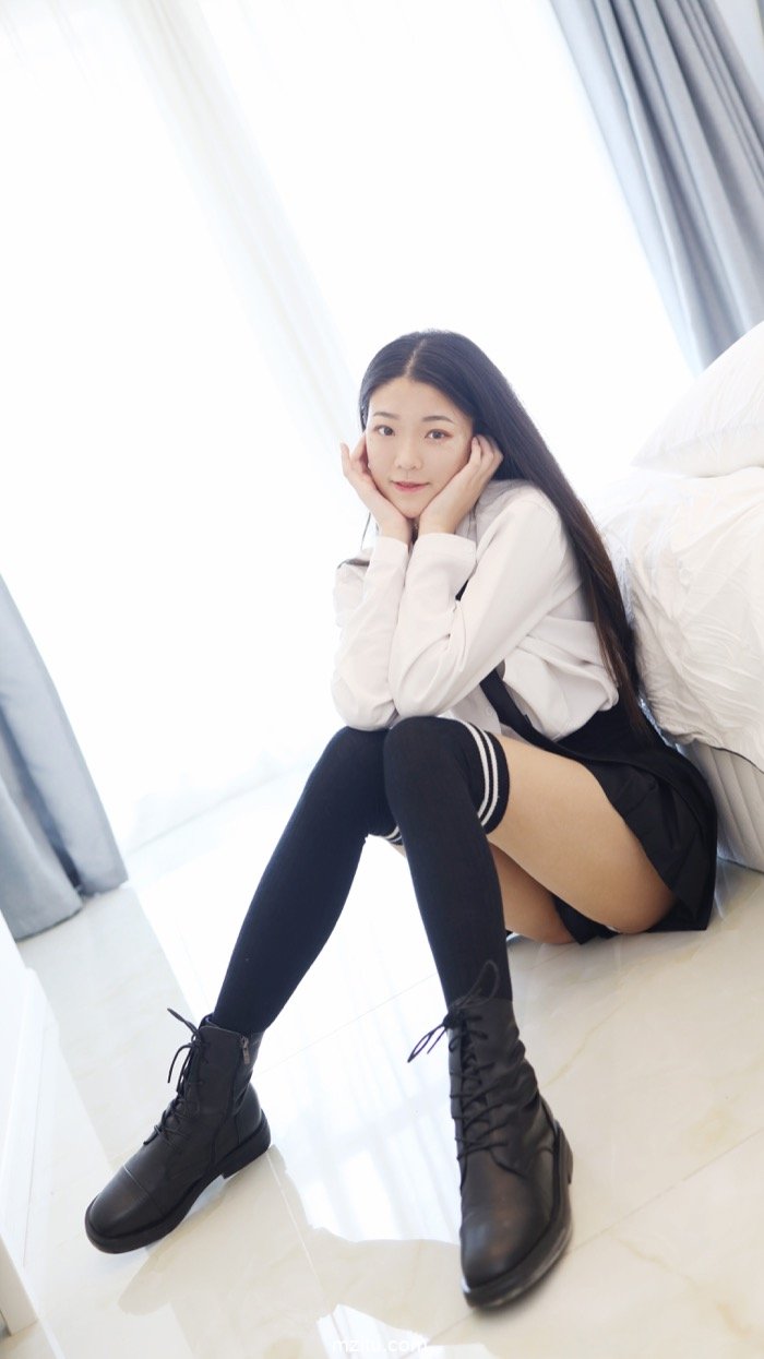 脱个精光躺倒床上，JK软妹张小妮皮肤白皙水嫩极致
