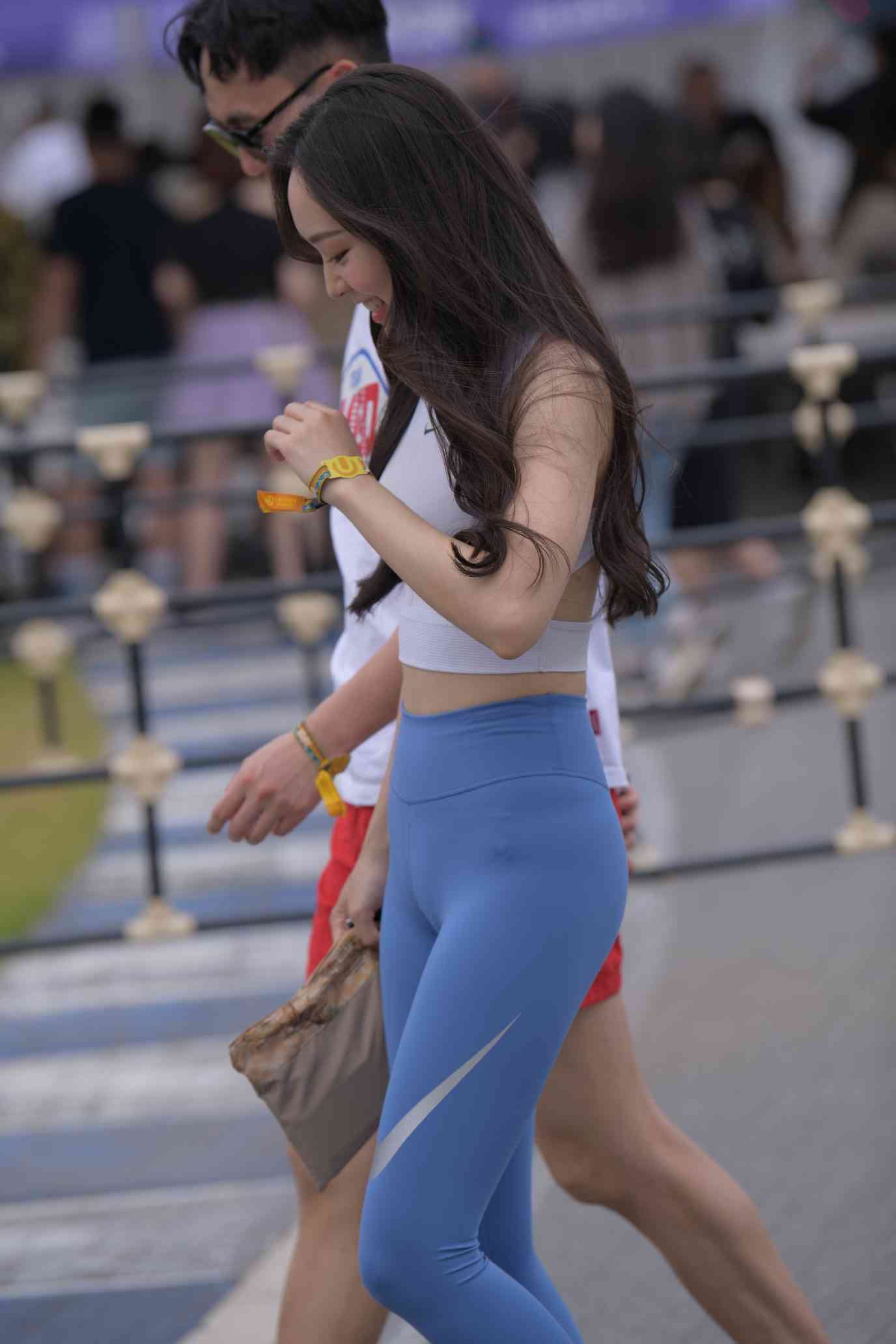 图片[1]-陪男朋友逛街的瑜伽裤女孩【74P】04034-街图社
