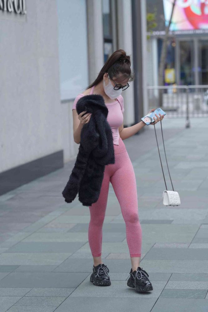 粉红色瑜伽裤的眼镜妹妹【93P】04019-街图社