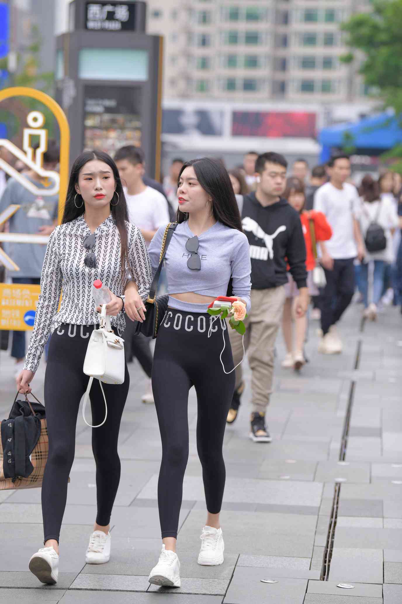 图片[2]-【免费】逛街的两个瑜伽裤姑娘【40P】04030-街图社