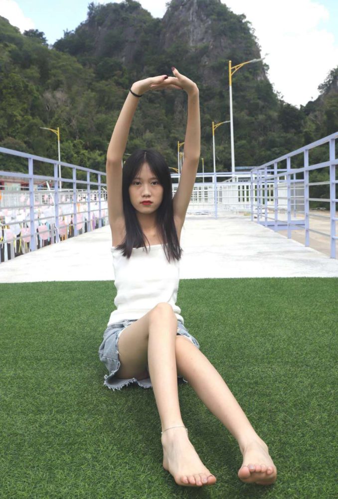 坐在草地上的长发女孩【172P】20012-街图社