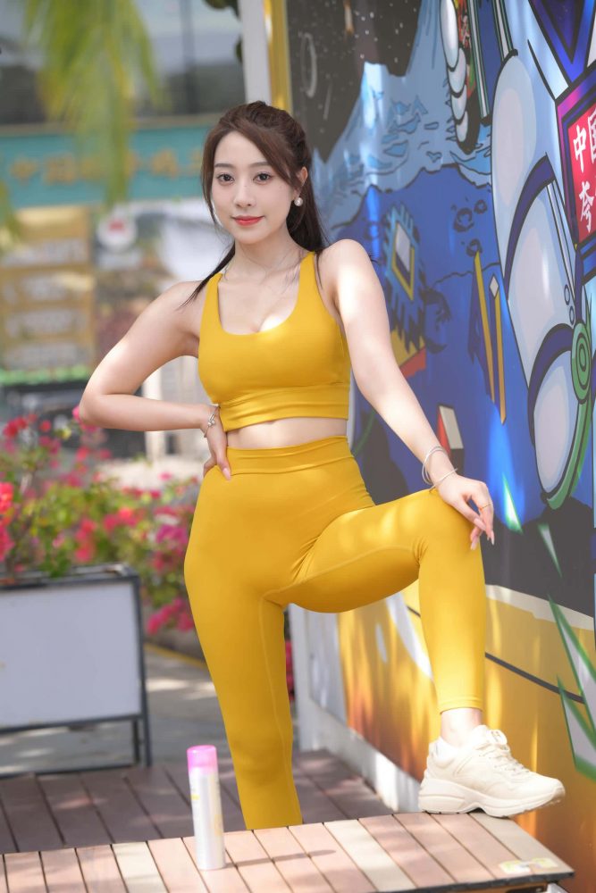 长相甜美的瑜伽裤女孩【695P】DM6305-街图社