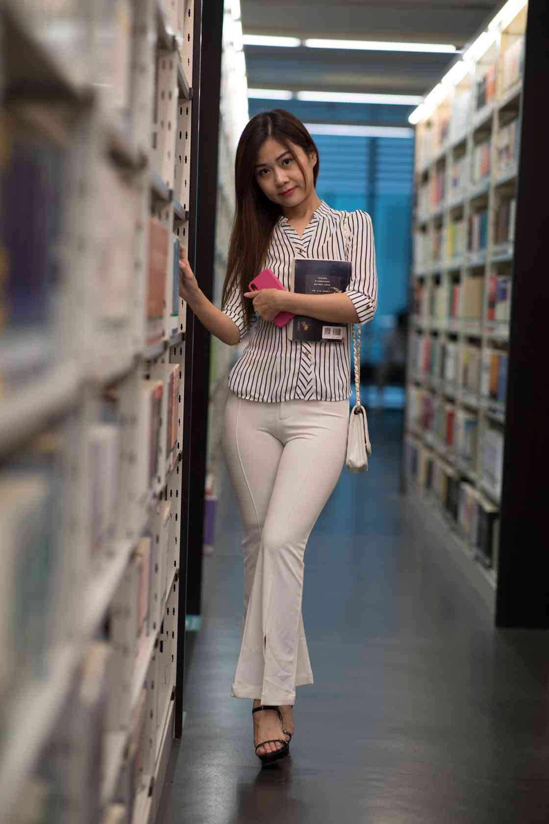图片[5]-逛书店的白色紧身裤女孩【450P】04040-街图社