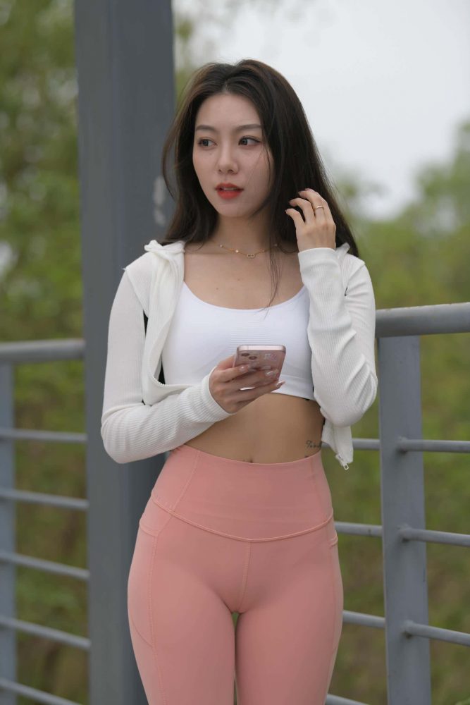 粉色瑜伽裤长发女孩【673P】J3373-街图社