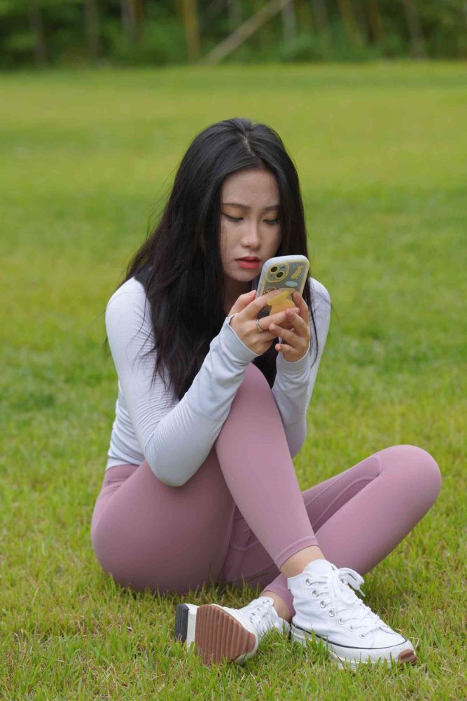 坐在草地玩手机的瑜伽姑娘【733P】04012-街图社