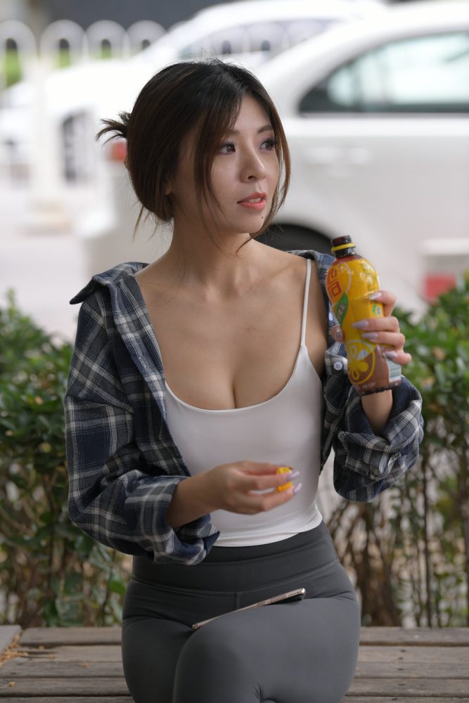 喝饮料的瑜伽裤女孩J2242 383P1V-17.5GB-街图社