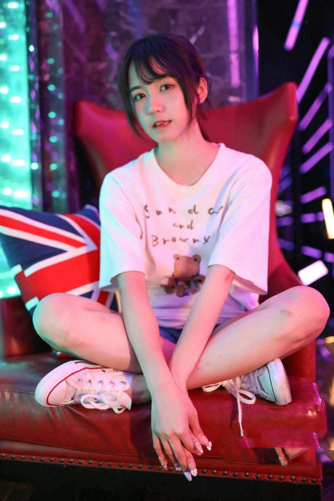 KTV里唱歌的长腿帆布鞋女孩【102P】J2002-街图社