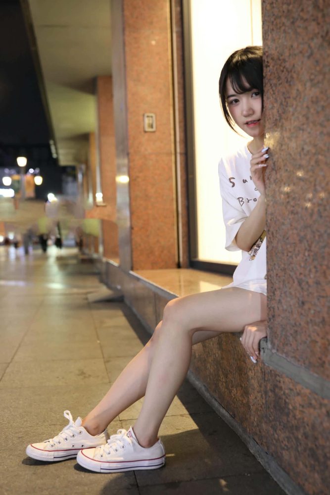 KTV里唱歌的长腿帆布鞋女孩【102P】J2002-街图社