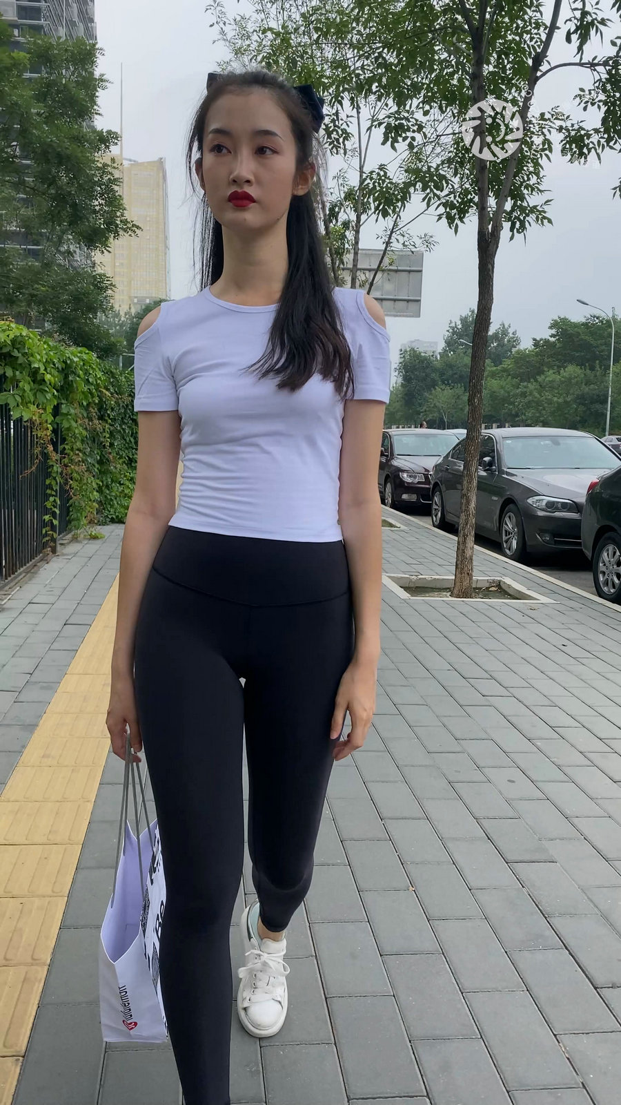 图片[1]-黑色瑜伽裤逛街的女孩J4000 MP4-7.76GB-街图社