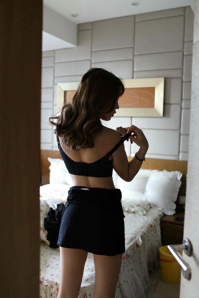 穿黑色紧身裙柔情似水的女孩【329P】000062-街图社