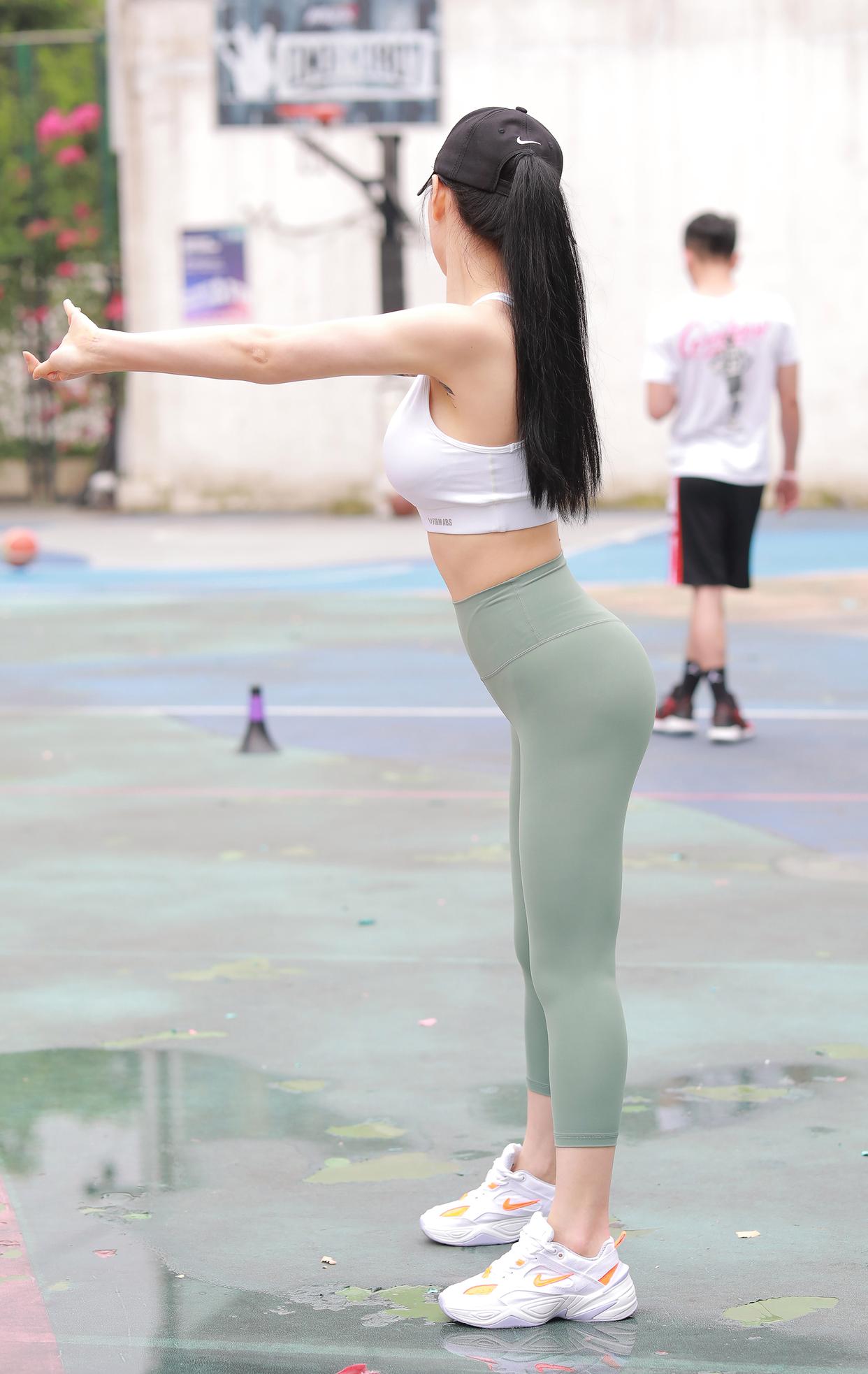 图片[1]-打扮很休闲的瑜伽裤女孩 J1600 415P3V-10.4GB-街图社
