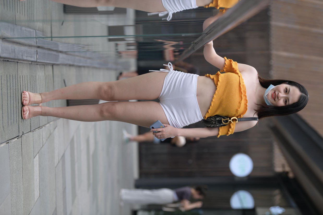 图片[2]-高腰白色短裤的漂亮女孩【767P】00065-街图社