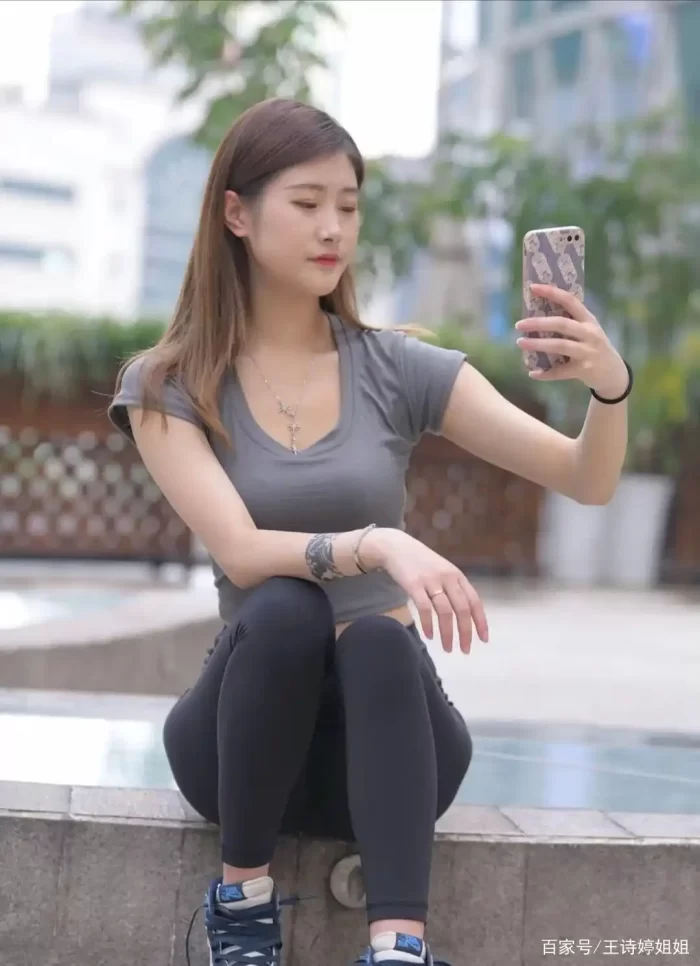 图片[2]-有小虎牙非常甜美的瑜伽裤女孩-街图社