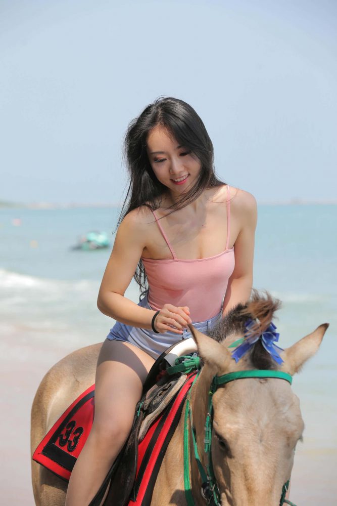 海边练习骑马的热裤女孩【348P】J4187-街图社