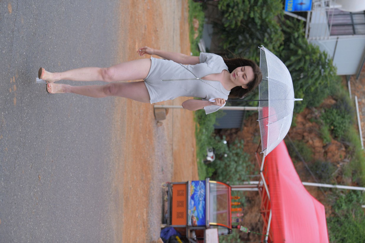 图片[4]-阴雨天在海边骑车的长发女人【156P】00044-街图社