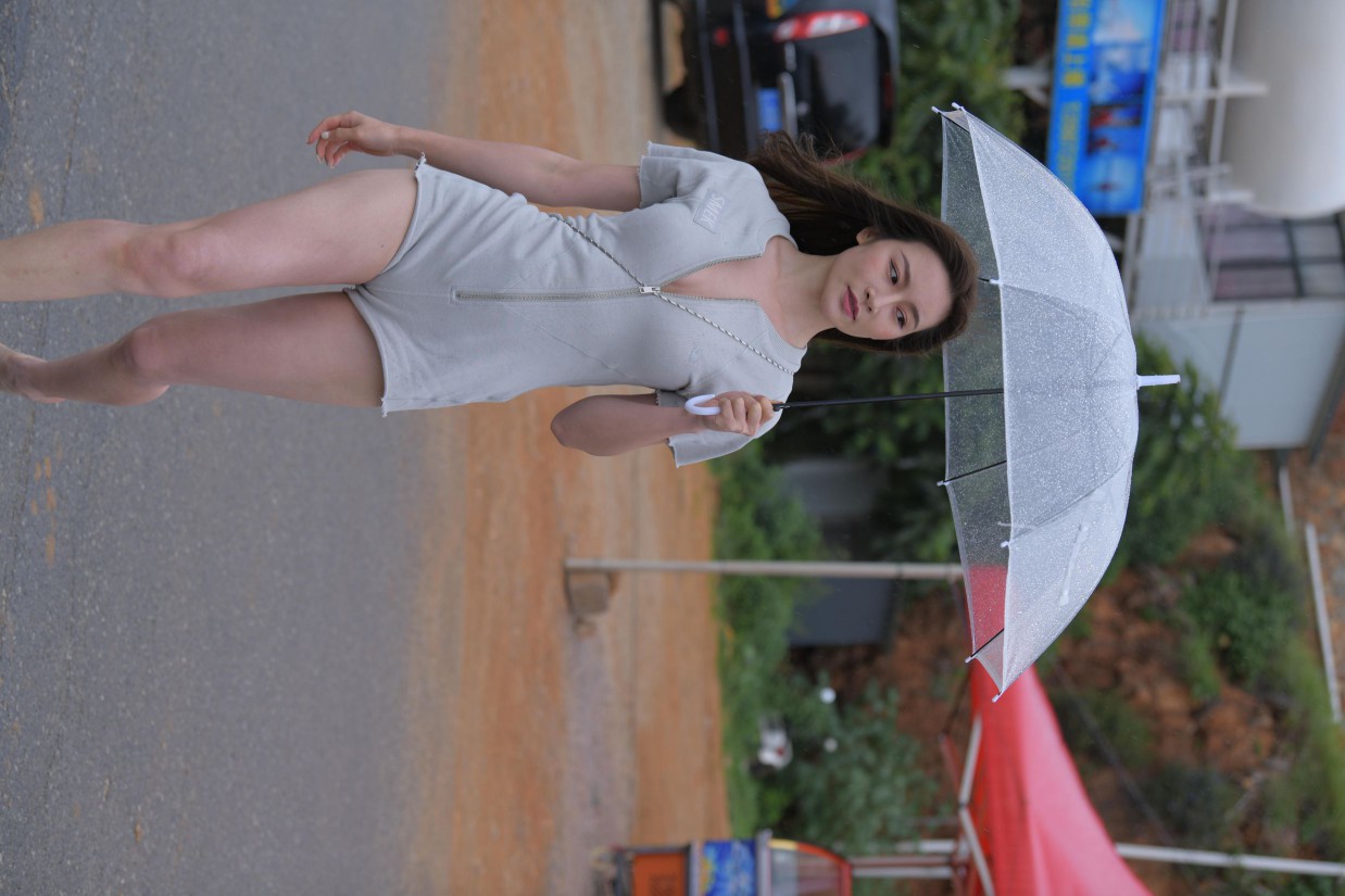 图片[5]-阴雨天在海边骑车的长发女人【156P】00044-街图社