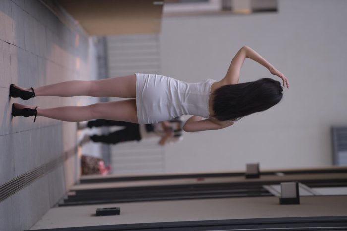 长发女孩紧身短裙特别显身材【245P】00040-街图社