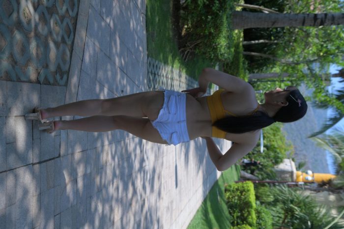 在海南度假的紧身白色短裤女孩【202P】00033-街图社