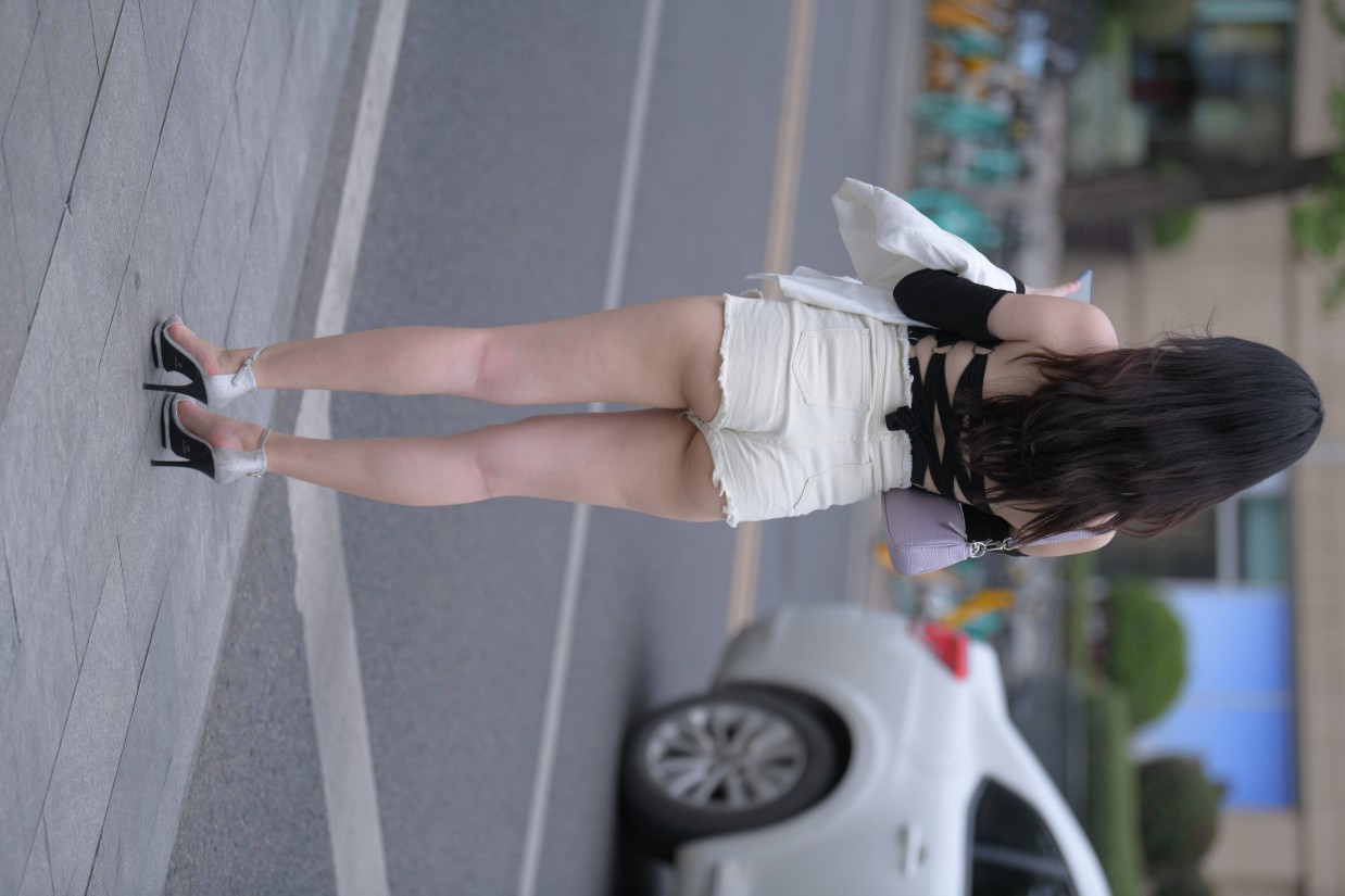 图片[2]-长发飘飘的白色热裤美丽女孩【49P】00029-街图社