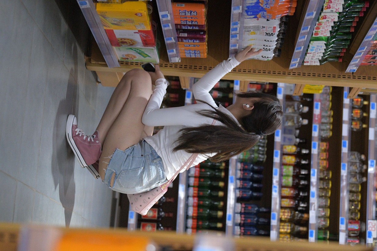 图片[5]-紧身牛仔短裤骑自行车的漂亮女孩【588P】00053-街图社