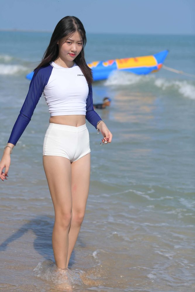海边玩耍的蓝白上衣热裤女孩【161P】J0848-街图社