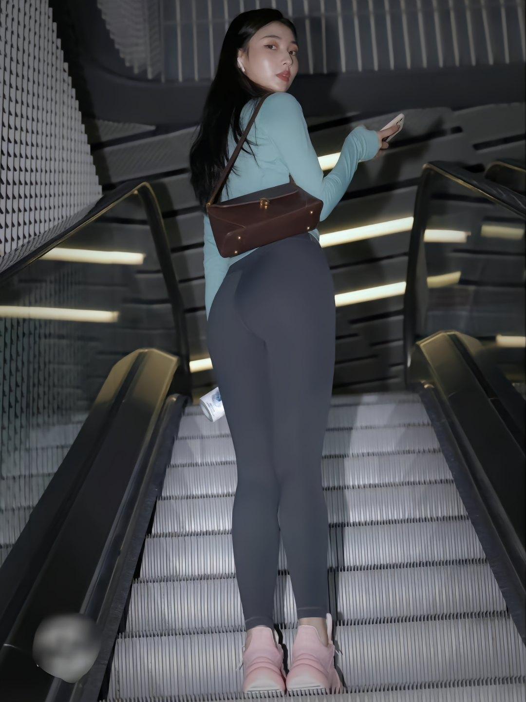 图片[1]-晚上逛商场的瑜伽裤漂亮女孩J2244 225P2V-15.1GB-街图社