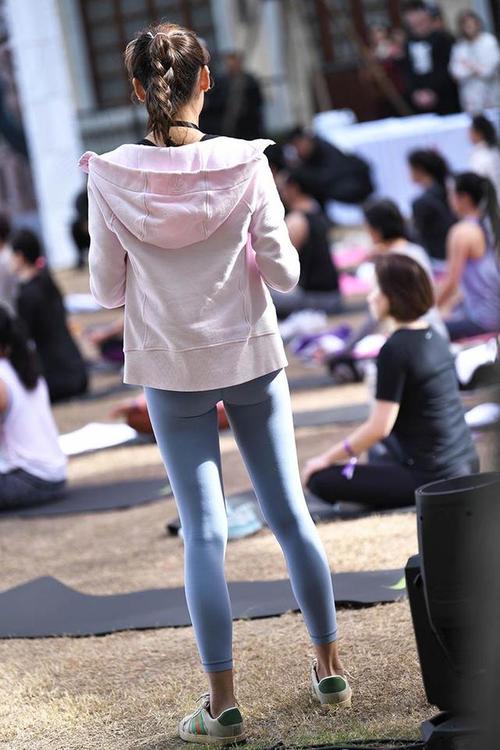 图片[2]-在广场看热闹的瑜伽裤女人-街图社