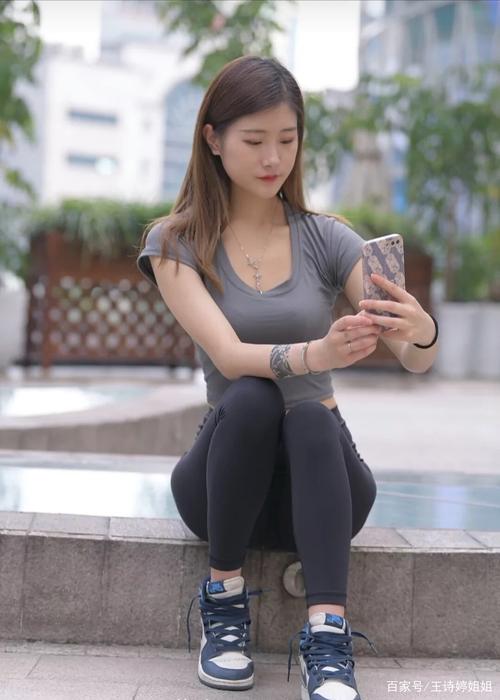 有小虎牙非常甜美的瑜伽裤女孩-街图社