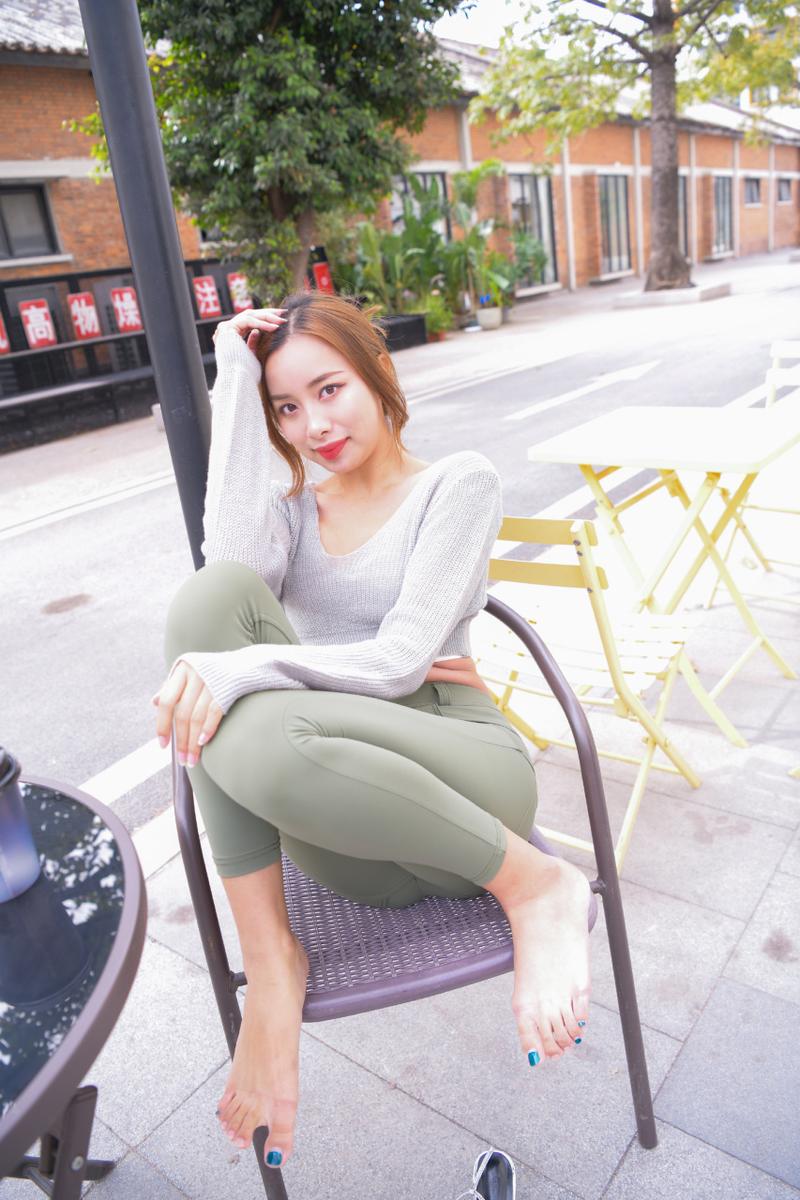 图片[3]-非常可爱的瑜伽裤女孩坐在凳子上 J1520 998P1V-26.5GB-街图社