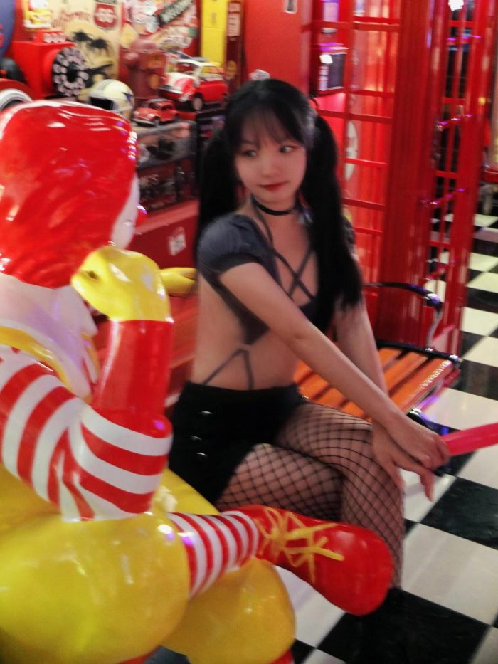 网格丝袜的清纯双马尾小姑娘-街图社