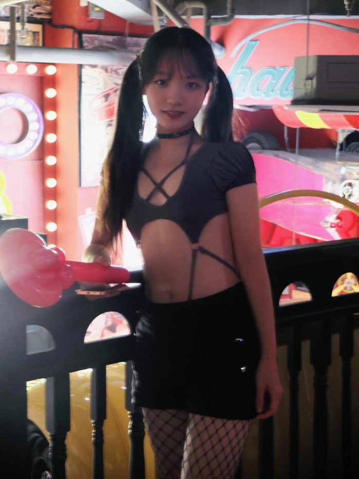 网格丝袜的清纯双马尾小姑娘-街图社