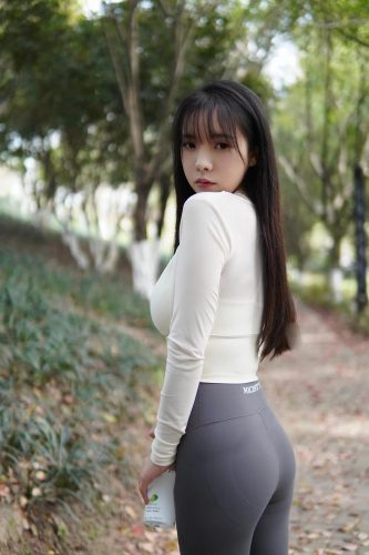 图片[9]-穿瑜伽裤爬山的长发少女-街图社