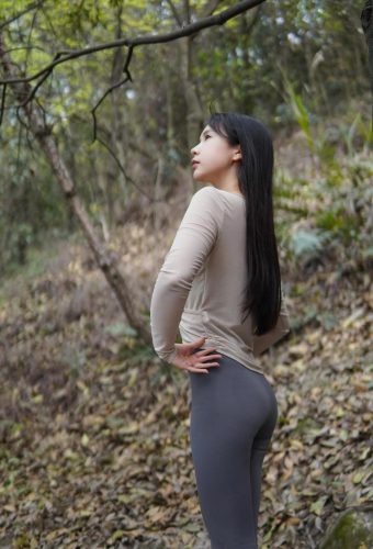 图片[5]-穿瑜伽裤爬山的长发少女-街图社