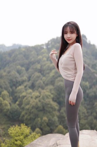 图片[3]-穿瑜伽裤爬山的长发少女-街图社