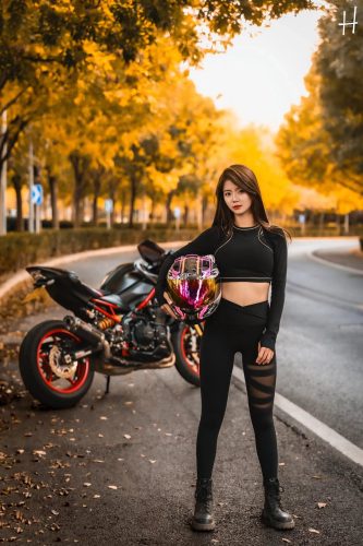 图片[1]-骑摩托车的瑜伽裤美女身材太好了！-街图社