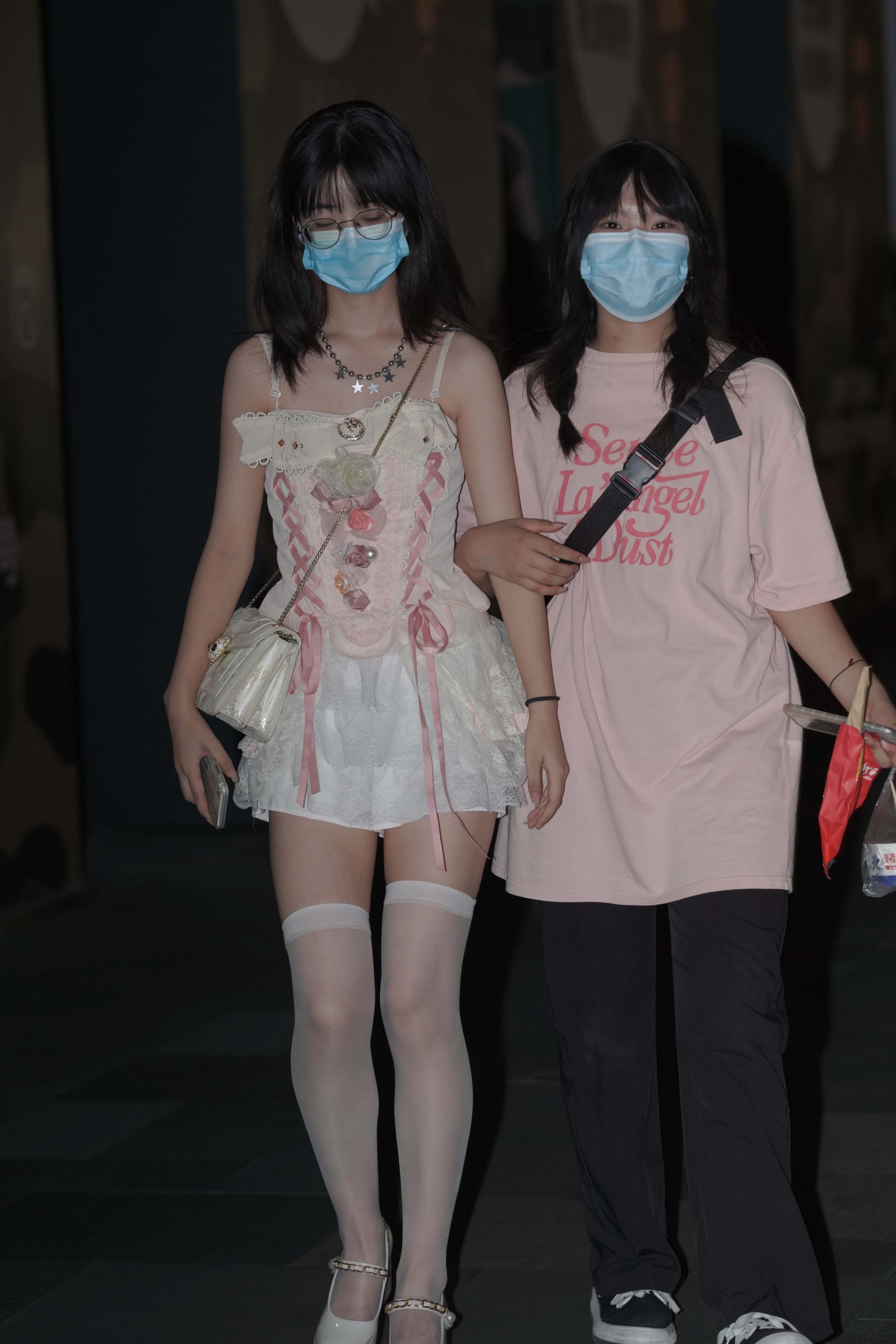 图片[1]-正在逛街的粉色连衣裙妹子【76P】YA6443-街图社