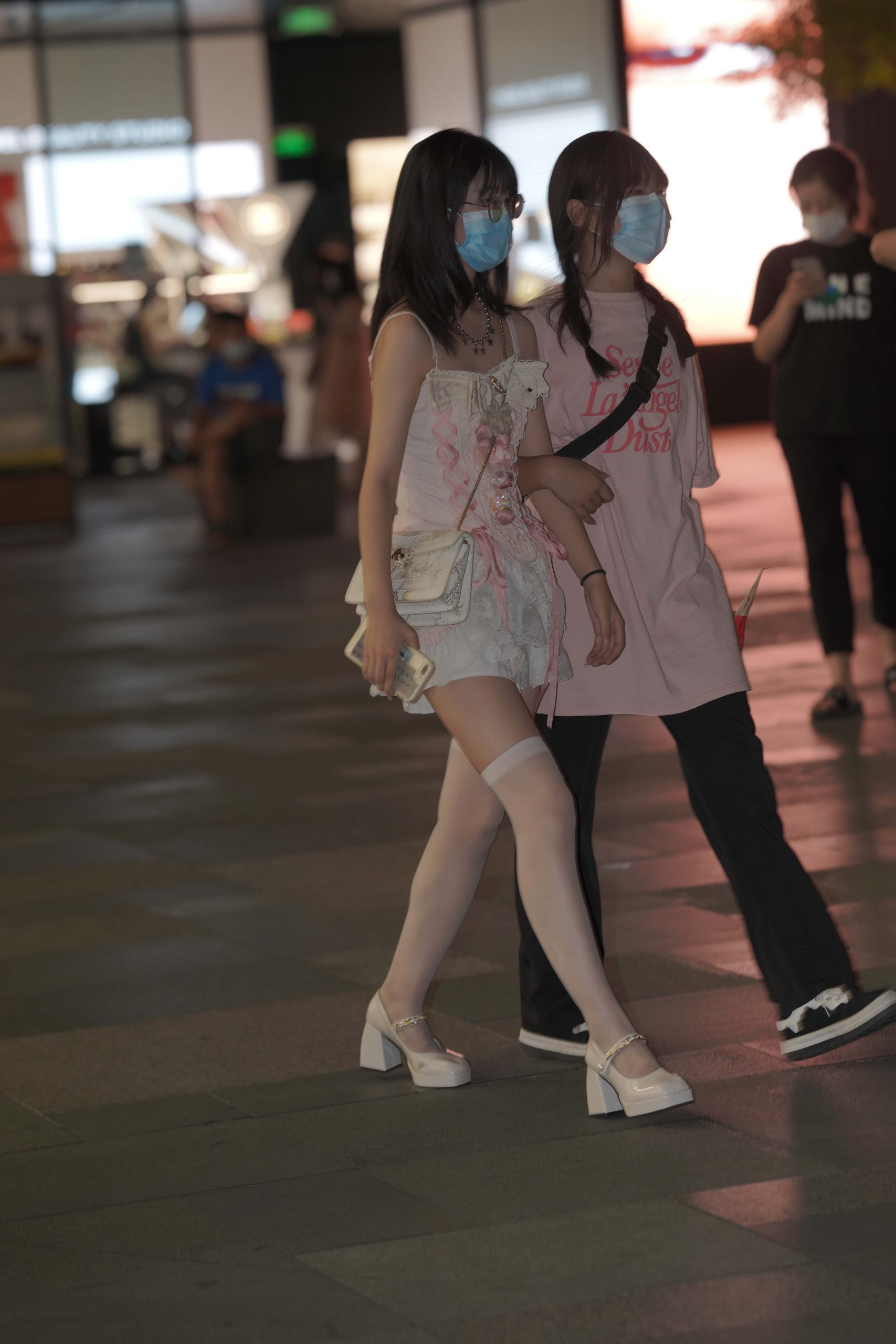 图片[2]-正在逛街的粉色连衣裙妹子【76P】YA6443-街图社