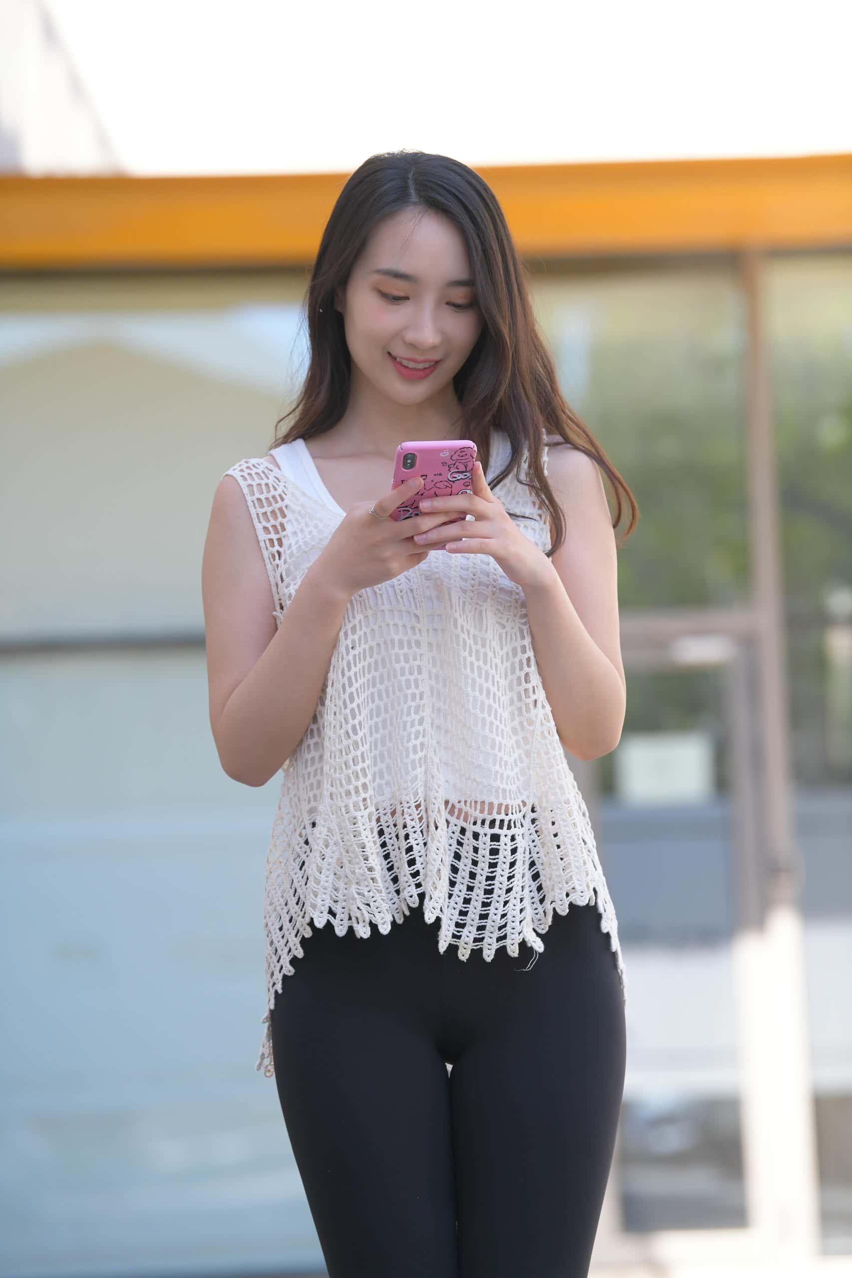 图片[2]-阳光下玩自拍的瑜伽裤姑娘【656P】J3341-街图社