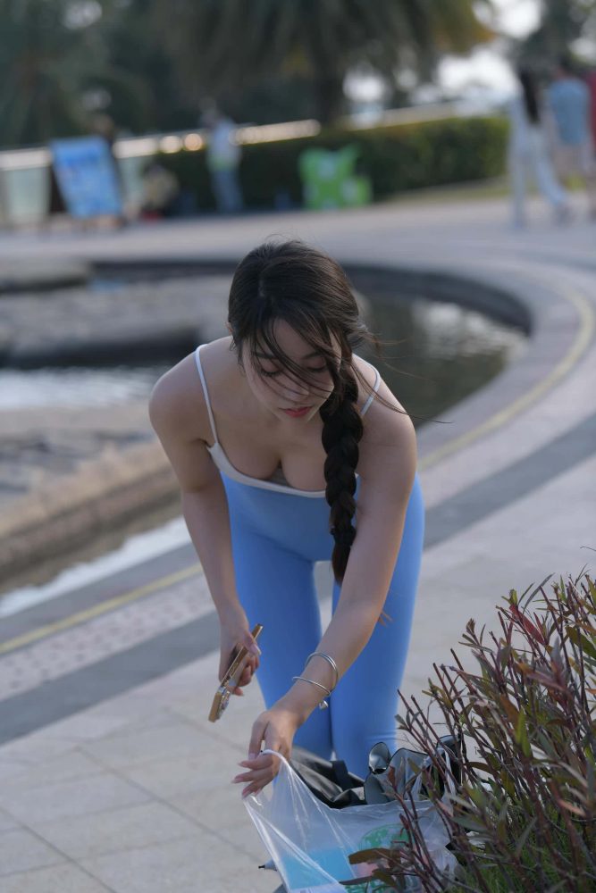 出门游玩的蓝色瑜伽裤妹子【591P】J6087-街图社
