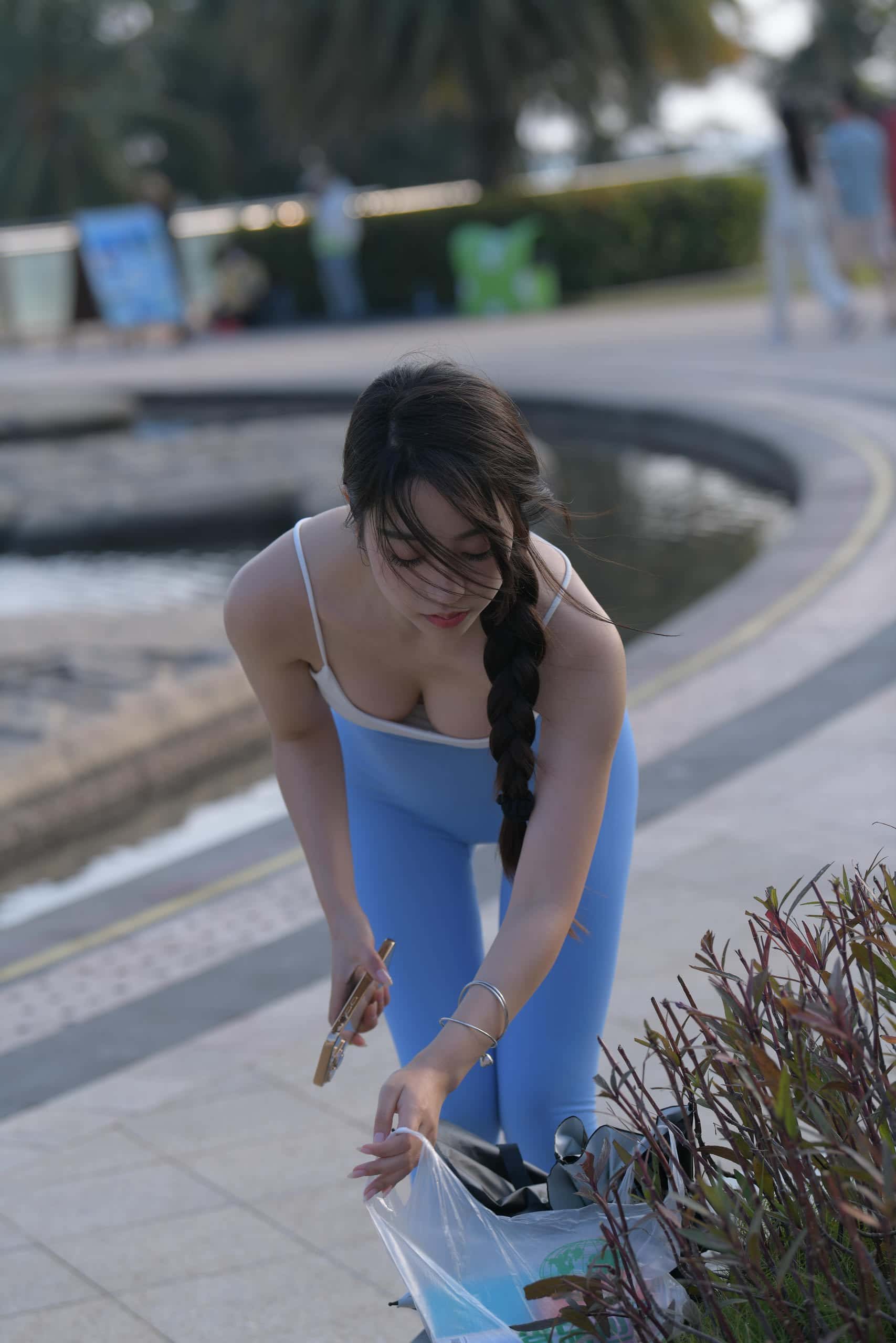 图片[1]-出门游玩的蓝色瑜伽裤妹子【591P】J6087-街图社