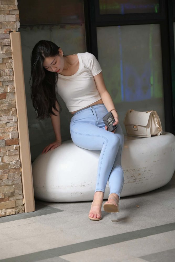 正在逛街的紧身牛仔裤女孩【1112P】J5110-街图社