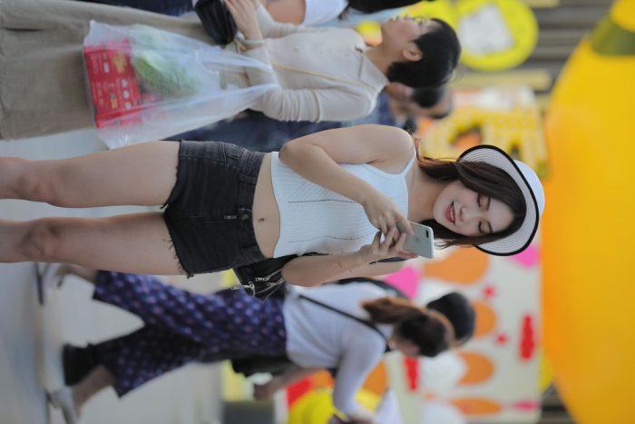非常时尚阳光的牛仔热裤女孩【808P】00064-街图社