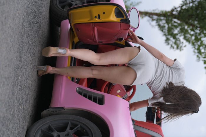 在海边开跑车的连衣短裤女孩【390P】00030-街图社