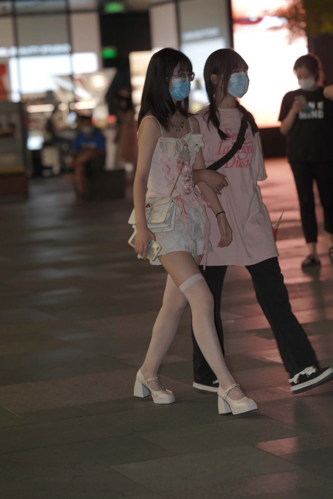 正在逛街的粉色连衣裙妹子【76P】YA6443-街图社