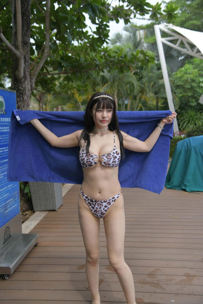 海边玩耍的豹纹泳装姑娘【493P】J1075-街图社